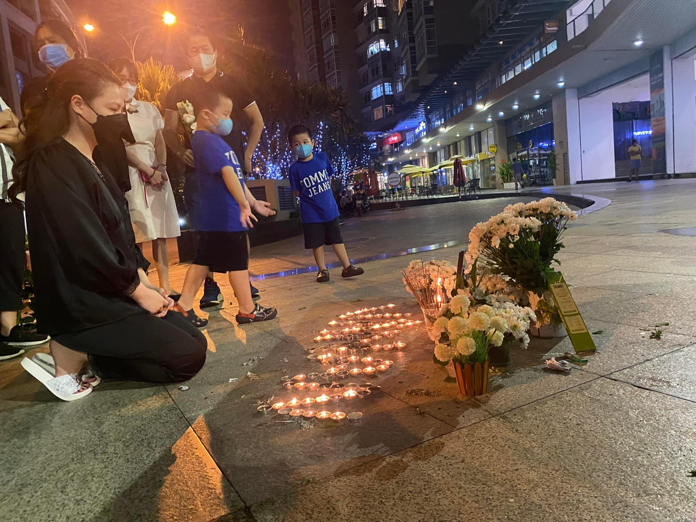 Người thân và bà con lối xóm đang sinh sống trong chung cư đau xót trước cái chết của bé gái 8 tuổi. Người thân và bà con lối xóm đang sinh sống trong chung cư đau xót trước cái chết của bé gái 8 tuổi.