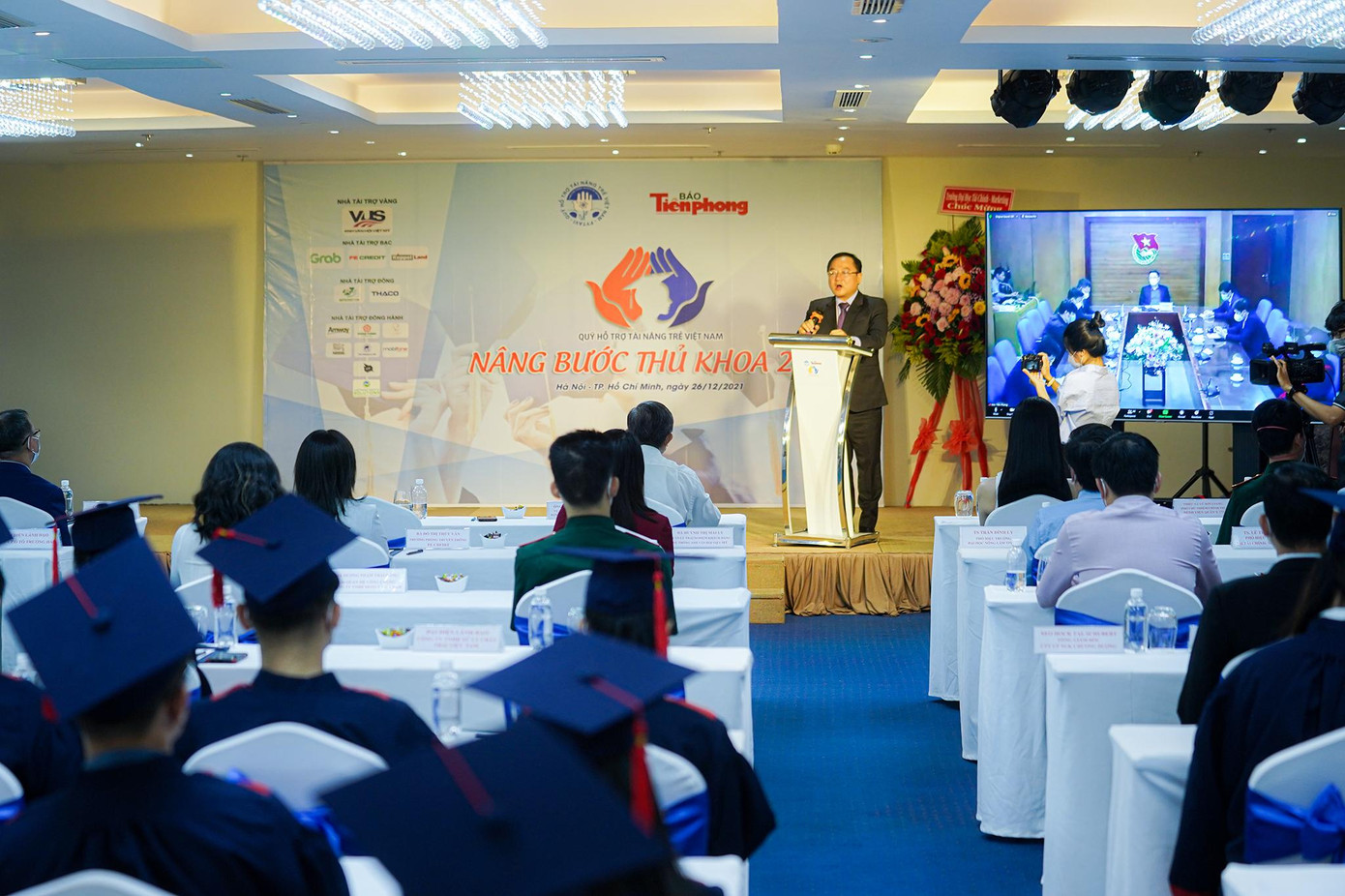 Quang cảnh chương trình &quot;Nâng bước thủ khoa&quot; năm 2021.