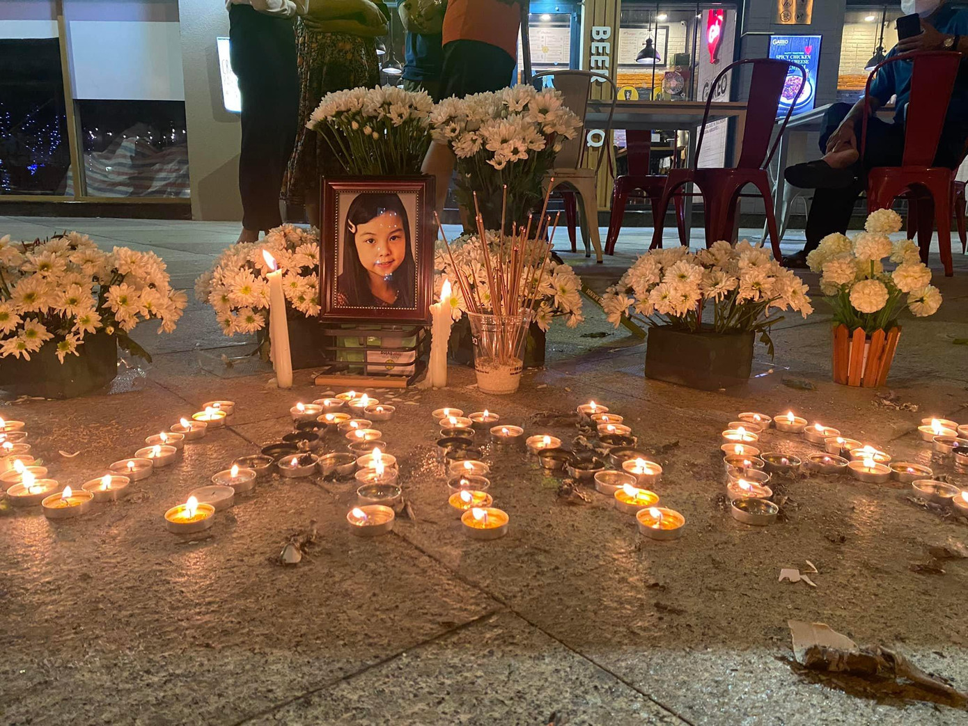 Tối 27/12, tại khu vực dưới tòa nhà nơi bé V.A sinh sống, người thân đã thắp nến để tưởng nhớ cháu bé xấu số. Tối 27/12, tại khu vực dưới tòa nhà nơi bé V.A sinh sống, người thân đã thắp nến để tưởng nhớ cháu bé xấu số.