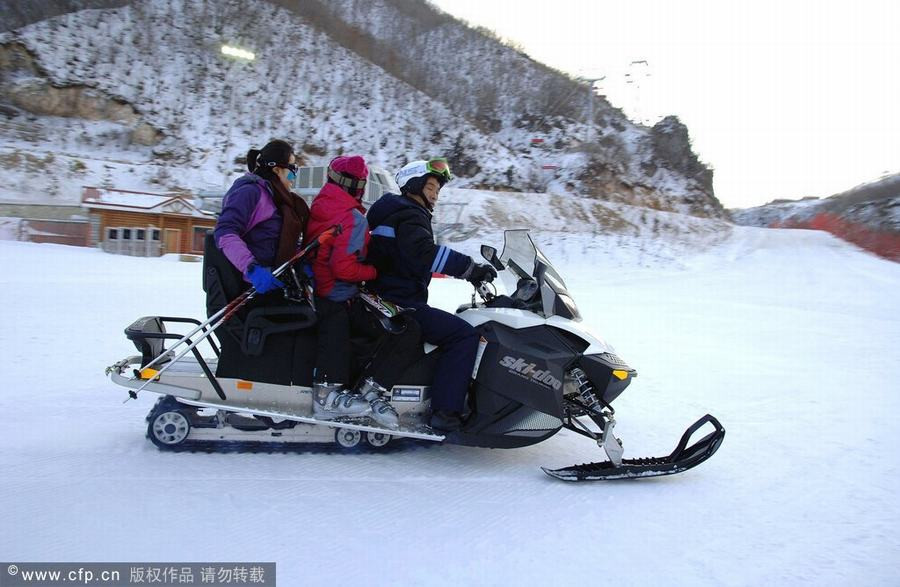 Du khách thỏa thích chơi đùa trong khu trượt tuyết