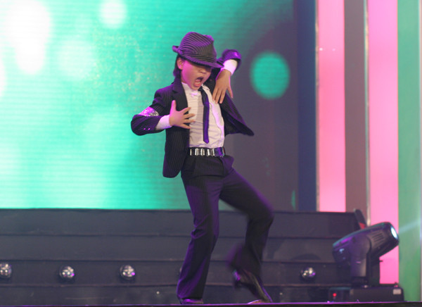 Tiết mục mở đầu bằng màn nhảy MJ của Hoàng Anh