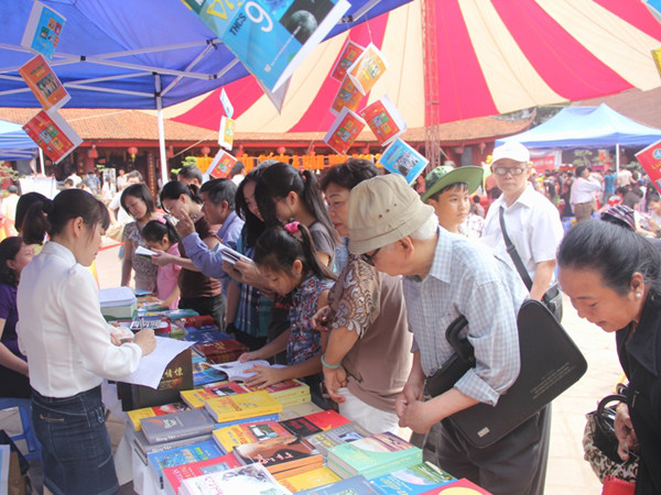 Quầy sách truyền thống vẫn đông khách 
