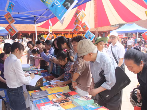 Quầy sách truyền thống vẫn đông khách . Quầy sách truyền thống vẫn đông khách