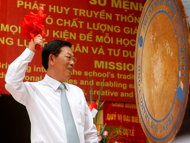 Tham dự lễ khai giảng, Chủ tịch UBND TP. Hà Nội gióng trống mở ra năm học mới của thầy và trò trường THPT Việt Đức. Chủ tịch UBND Tp. Hà Nội gióng trống khai giảng năm học mới tại trường THPT Việt Đức