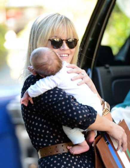 Minh tinh đoạt giải Oscar, Reese Witherspoon, hạnh phúc sinh nhóc tì thứ ba, Tennessee James, ngày 27/9. Cô đã có hai đứa con lớn từ cuộc hôn nhân trước đó với tài tử Ryan Phillippe