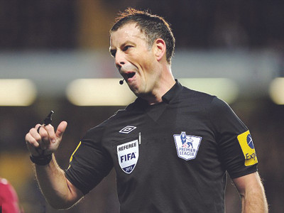 Trọng tài Mark Clattenburg trở thành ngôi sao không mong muốn trong trận đại chiến Chelsea-M.U. Ảnh: Getty Images. Trọng tài Mark Clattenburg trở thành ngôi sao không mong muốn trong trận đại chiến Chelsea-M.U. Ảnh: Getty Images
