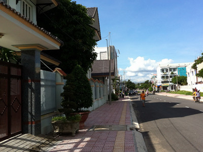 Vỉa hè phía nhà ông Đấu chỉ rộng 3,3 m. ẢNH: SÁU NGHỆ