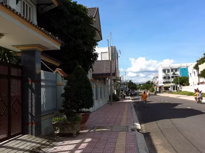 Vỉa hè phía nhà ông Đấu chỉ rộng 3,3 m. ẢNH: SÁU NGHỆ