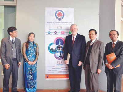 Đại sứ Mỹ David Shear (giữa) và các thầy cô giáo trường Đại học Thái Nguyên