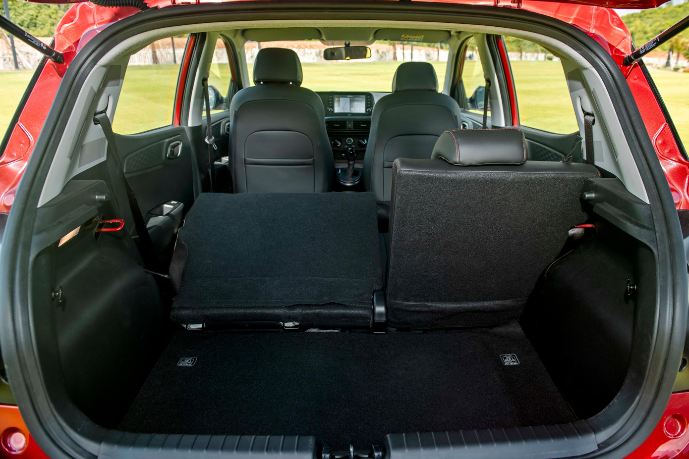 Hàng ghế sau có thể gập xuống mở rộng không gian khoang hành lý.