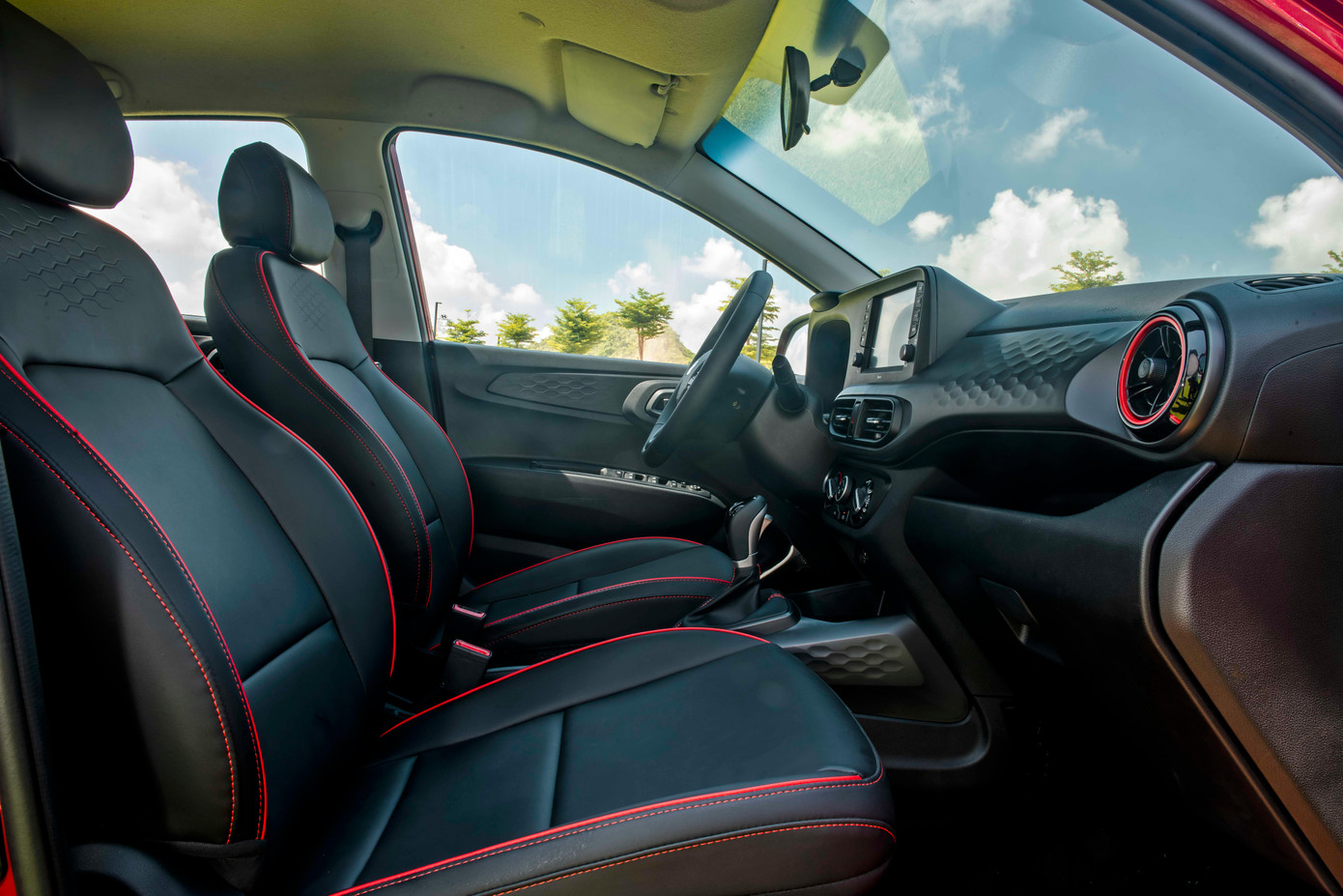 Không gian khoang lái rộng rãi, hiện đại.