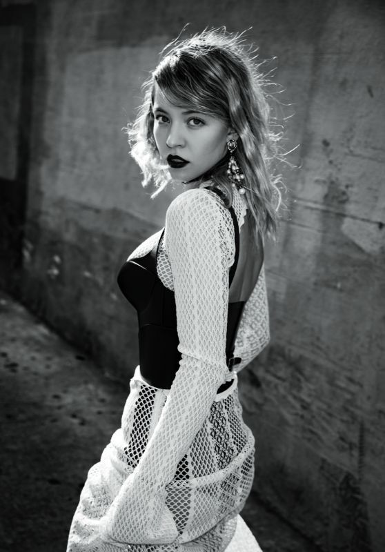 Mỹ nhân ‘siêu vòng một' bị đồn hẹn hò với Brad Pitt là ai? ảnh 3