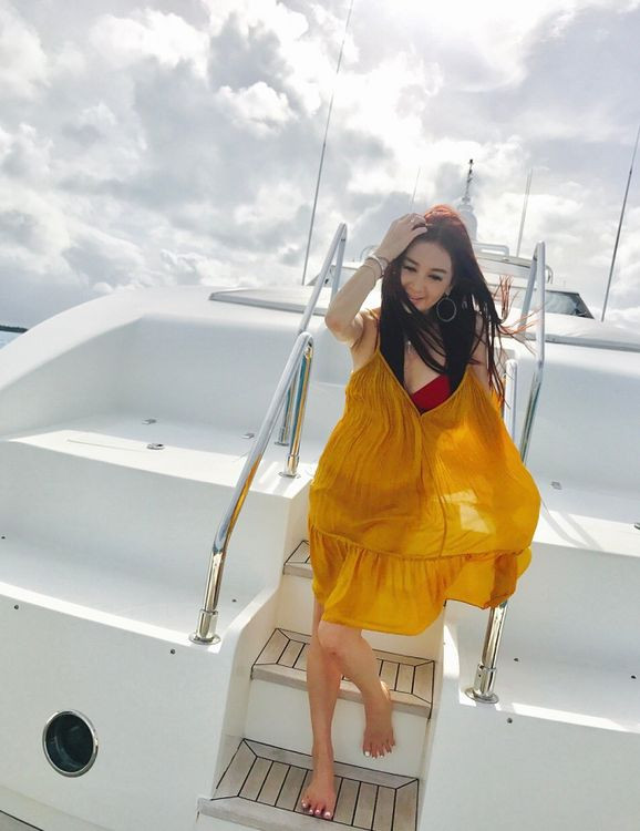 ‘Phan Kim Liên’ Ôn Bích Hà mặc bikini khoe body nuột nà ở tuổi 52 ảnh 13