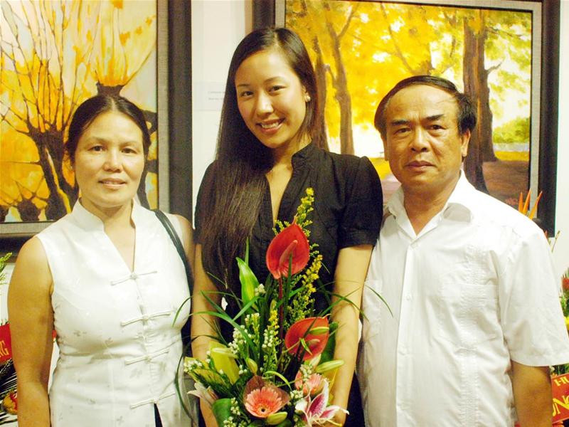 Đại sứ Ngô Quang Xuân cùng vợ và con gái trong một triển lãm tranh tại Hà Nội Ảnh: Phạm Yên Đại sứ Ngô Quang Xuân cùng vợ và con gái trong một triển lãm tranh tại Hà Nội Ảnh: Phạm Yên