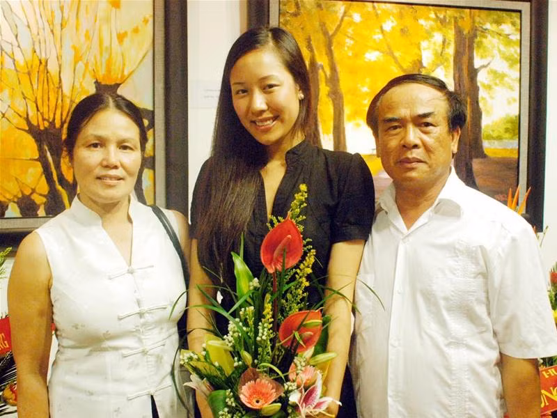 Đại sứ Ngô Quang Xuân cùng vợ và con gái trong một triển lãm tranh tại Hà Nội Ảnh: Phạm Yên