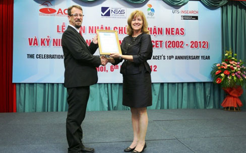 Ông Andrew Hollins, Giám đốc điều hành ACET Việt Nam, nhận chứng nhận Quốc tế từ NEAS- Tổ chức Chứng nhận Đào tạo Tiếng Anh trên toàn thế giới với uy tín từ năm 1990) 