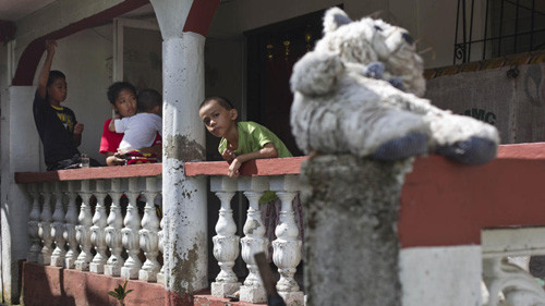 Bốn chị em Shylyny giờ là những đứa trẻ mồ côi cả cha lẫn mẹ. (Ảnh: AP). Bốn chị em Shylyny giờ là những đứa trẻ mồ côi cả cha lẫn mẹ. (Ảnh: AP)