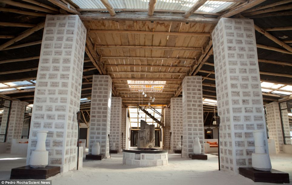 Dãy cột lớn được dựng lên từ những khối muối khổng lồ và rất chắc chắn