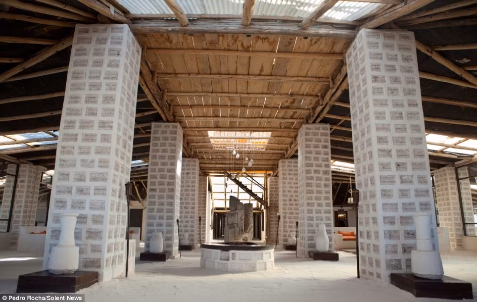 Dãy cột lớn được dựng lên từ những khối muối khổng lồ và rất chắc chắn