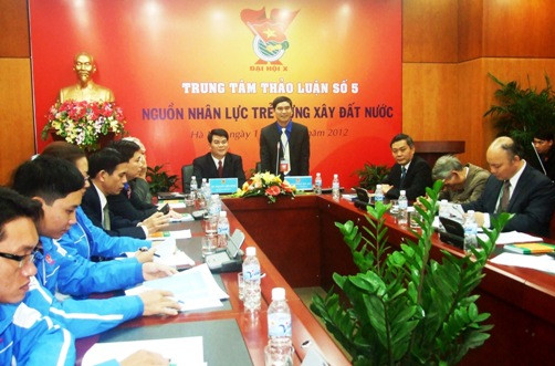 Đồng chí Dương Văn An, Bí thư T.Ư Đoàn phát biểu tại trung tâm thảo luận số 5