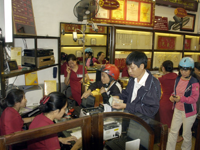 Giá vàng giảm, vẫn thưa vắng người mua-bán