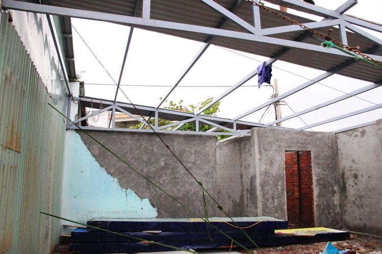 Hàng quán được người dân tháo tấm tốn để “thông gió”