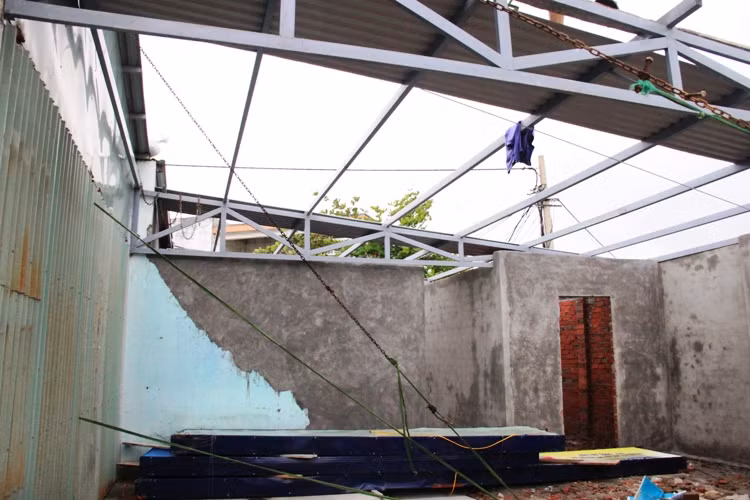 Hàng quán được người dân tháo tấm tốn để “thông gió”