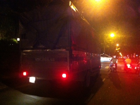 Xe tải nặng vô tư đi vào giờ cấm vào lúc 22h50 tối 18/8 trên đường Võ Thị Sáu, Q.3 (ảnh: P.V) . Xe tải nặng vô tư đi vào giờ cấm vào lúc 22h50 tối 18/8 trên đường Võ Thị Sáu, Q.3 (ảnh: P.V)