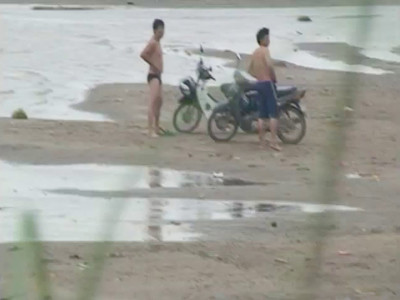 Các “đối tượng” ra sông cách bãi đáp 1km tắm tiên. Ảnh: Gia Huy