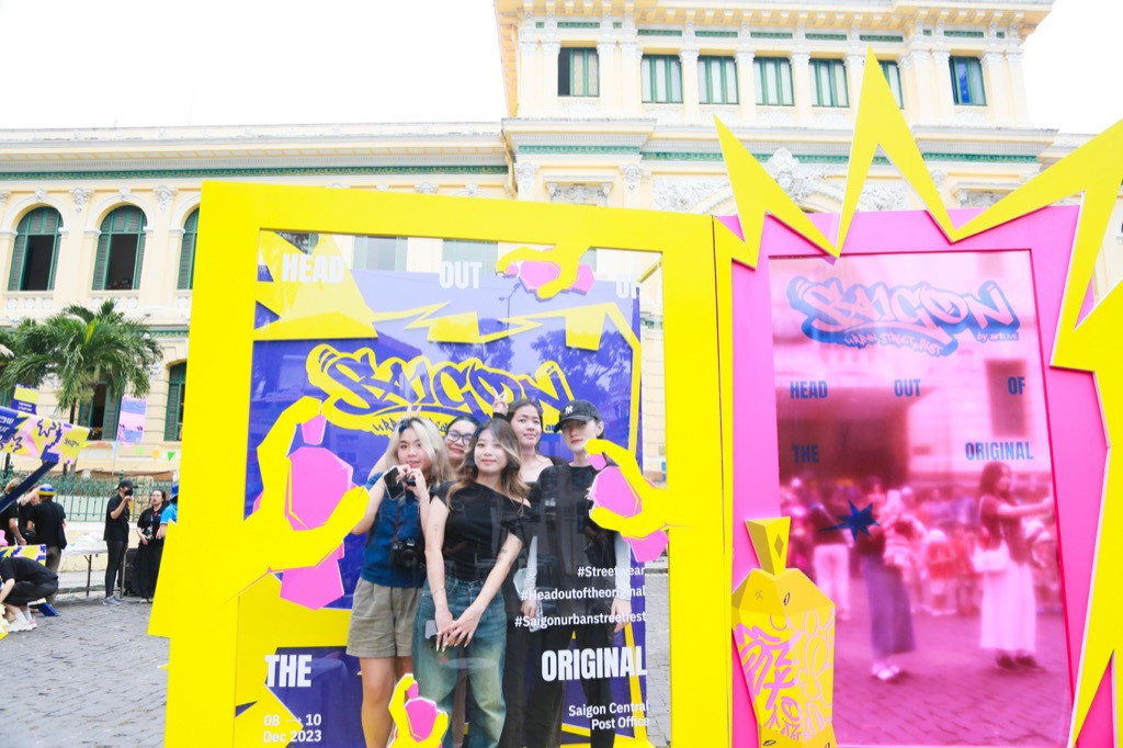 Các bạn trẻ "check-in" tại không gian nổi bật của lễ hội. Các bạn trẻ "check-in" tại không gian nổi bật của lễ hội.