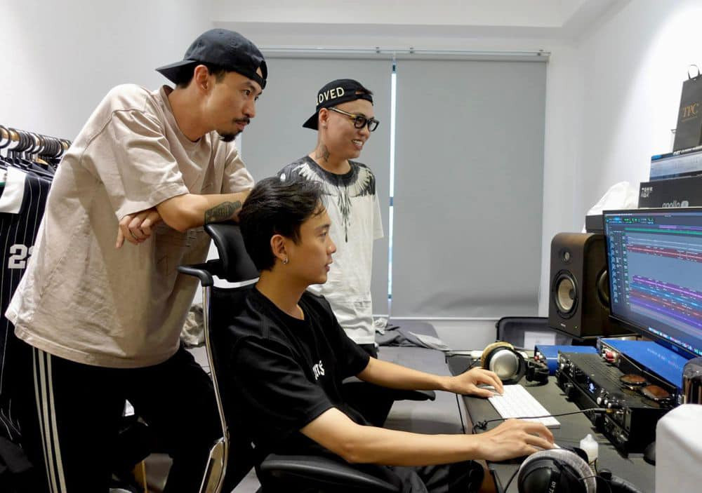 Hình ảnh LK, Đen Vâu và JustaTee làm nhạc cùng nhau. Hình ảnh LK, Đen Vâu và JustaTee làm nhạc cùng nhau.