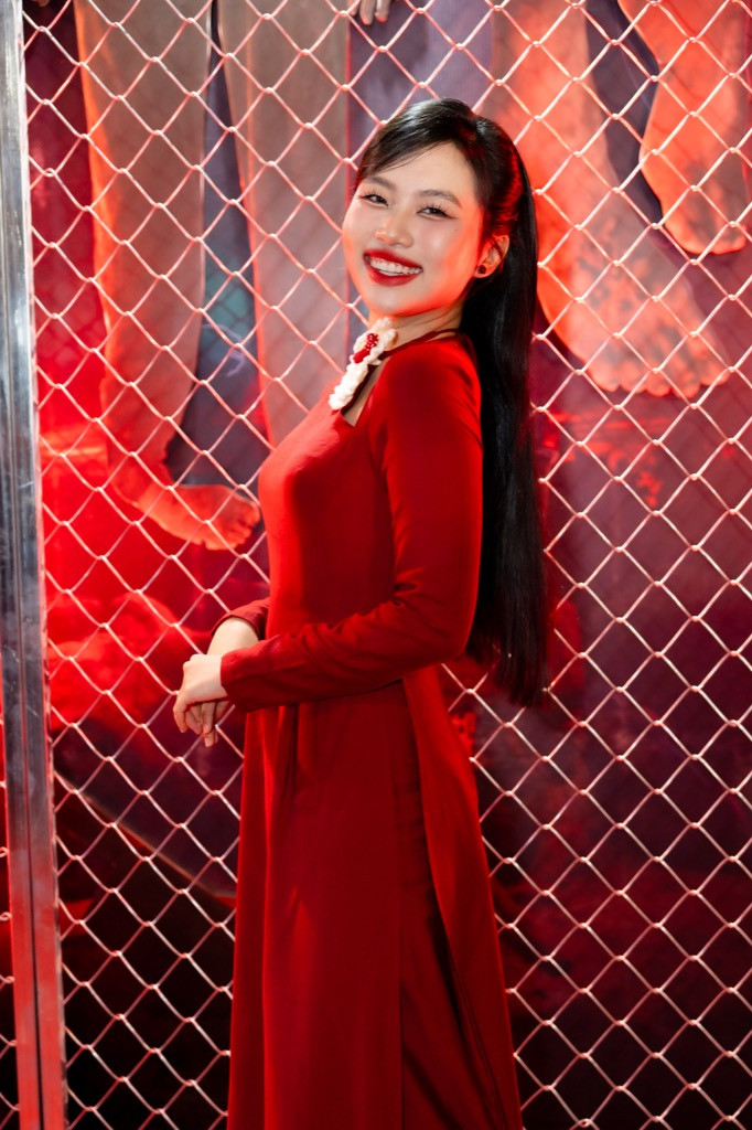 Phương Mỹ Chi diện áo dài đỏ nổi bật tại sự kiện. Phương Mỹ Chi diện áo dài đỏ nổi bật tại sự kiện.