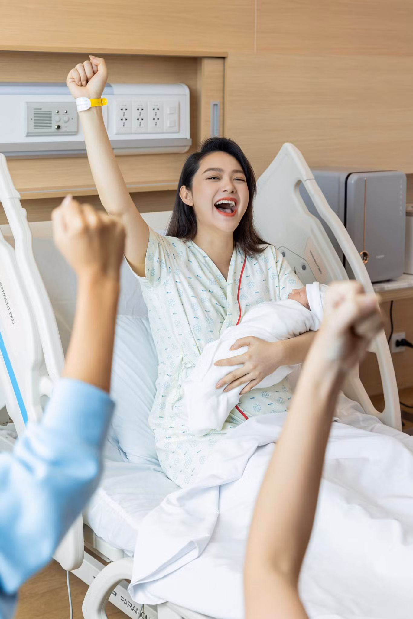 Khoảnh khắc Minh Hằng hạ sinh con đầu lòng.