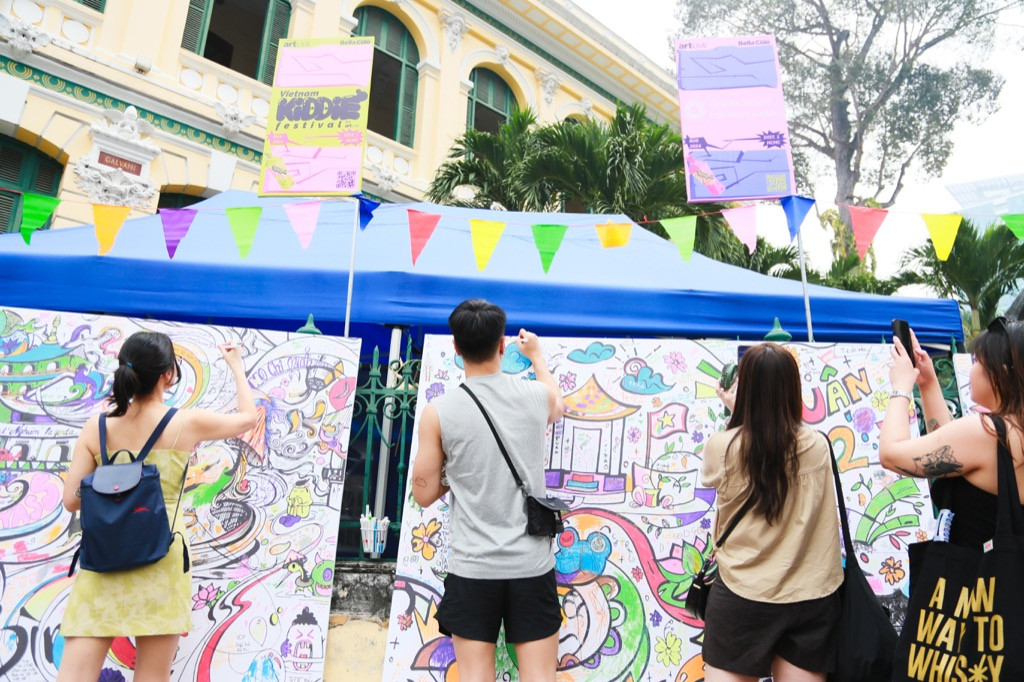 Các bạn trẻ hào hứng tham gia các hoạt động sáng tạo tại sự kiện. Các bạn trẻ hào hứng tham gia các hoạt động sáng tạo tại sự kiện.