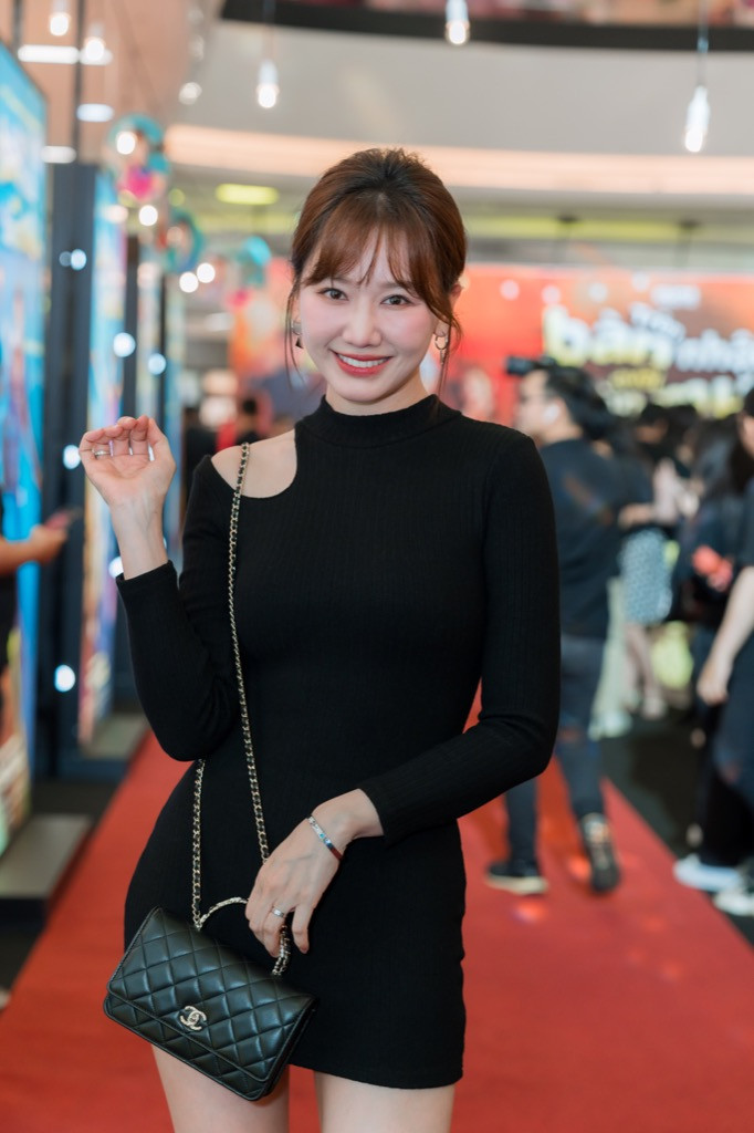 Hari Won tại sự kiện. Cô cùng ông xã Trấn Thành vừa kỷ niệm 7 năm ngày cưới. Hari Won tại sự kiện. Cô cùng ông xã Trấn Thành vừa kỷ niệm 7 năm ngày cưới.