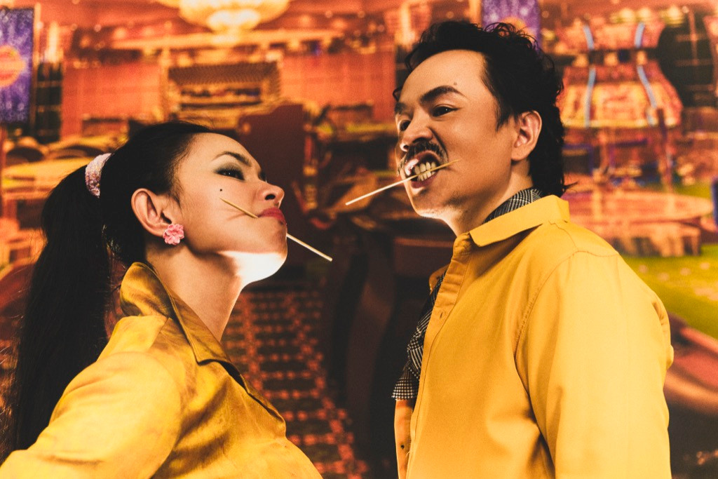 Châu Bùi cùng “khách mời đặc biệt” muốn đem đến một chút trào phúng, hài hước cho không khí Halloween năm nay. Châu Bùi cùng “khách mời đặc biệt” muốn đem đến một chút trào phúng, hài hước cho không khí Halloween năm nay.