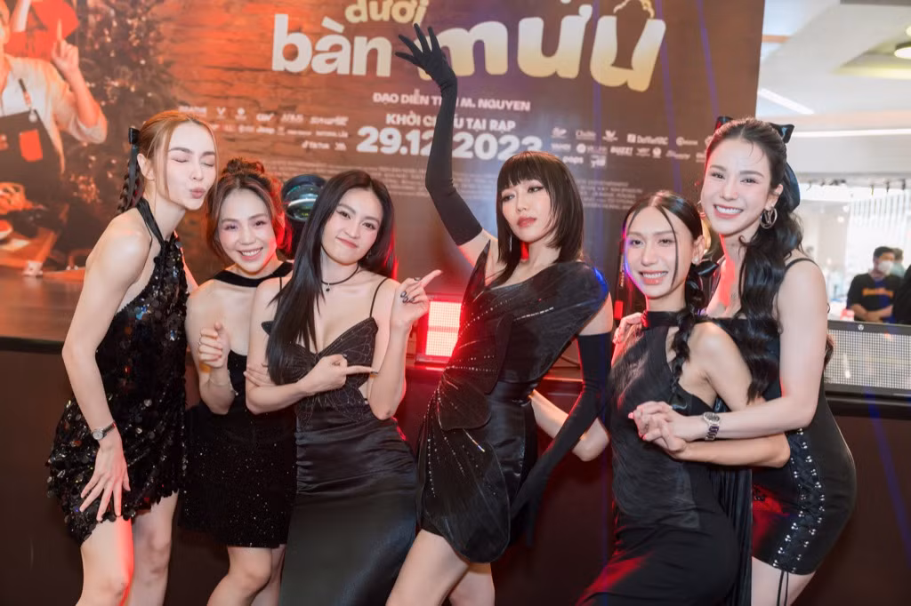 MLee, Hương Ly, Ninh Dương Lan Ngọc, Lynk Lee, Diệp Lâm Anh tạo dáng bên Diệu Nhi.