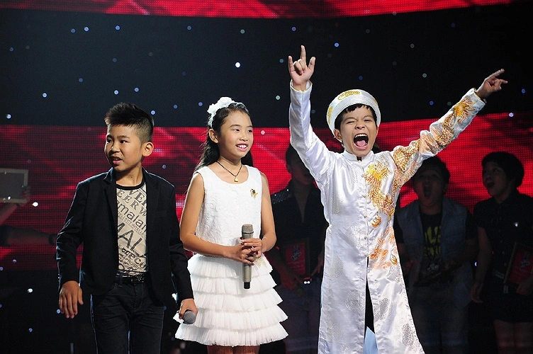 Top 3 The Voice Kids Vietnam 2013 gồm Quán quân Quang Anh - Á quân Phương Mỹ Chi - Á quân Trần Ngọc Duy. Top 3 The Voice Kids Vietnam 2013 gồm Quán quân Quang Anh - Á quân Phương Mỹ Chi - Á quân Trần Ngọc Duy.