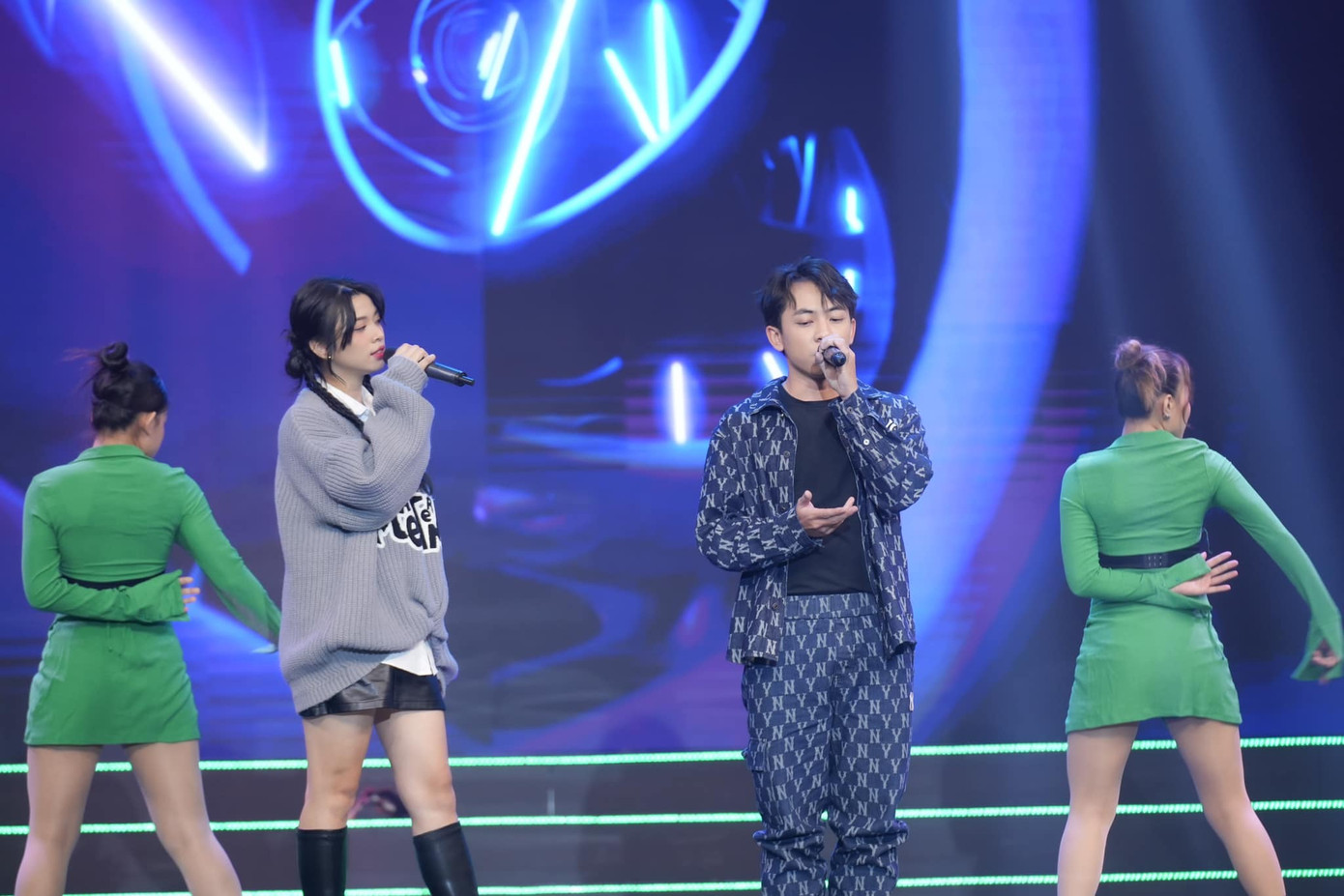 Vũ Phụng Tiên trong chương trình Ca Sĩ Bí Ẩn. Vũ Phụng Tiên trong chương trình Ca Sĩ Bí Ẩn.