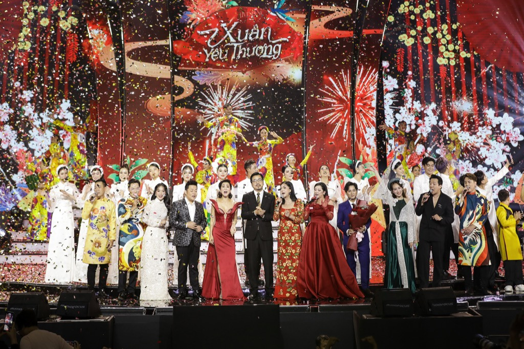 Kéo dài hơn 4 tiếng đồng hồ, liveshow khép lại với màn hòa ca của tất cả các nghệ sĩ.