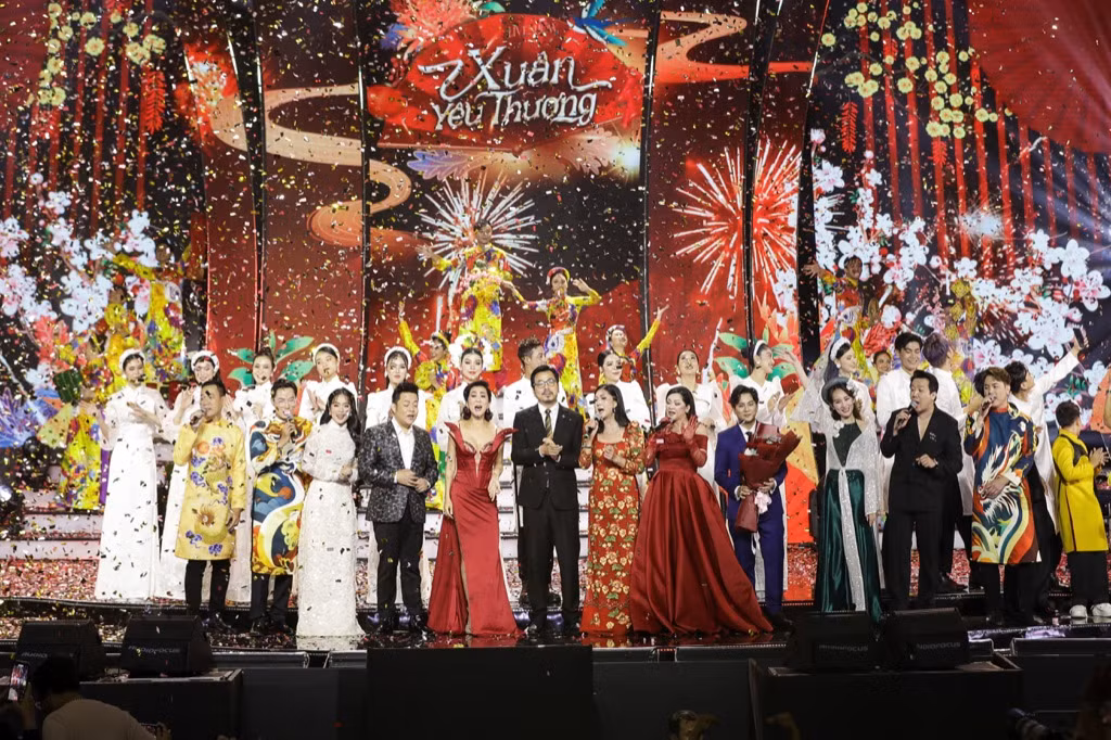 Kéo dài hơn 4 tiếng đồng hồ, liveshow khép lại với màn hòa ca của tất cả các nghệ sĩ. Kéo dài hơn 4 tiếng đồng hồ, liveshow khép lại với màn hòa ca của tất cả các nghệ sĩ.