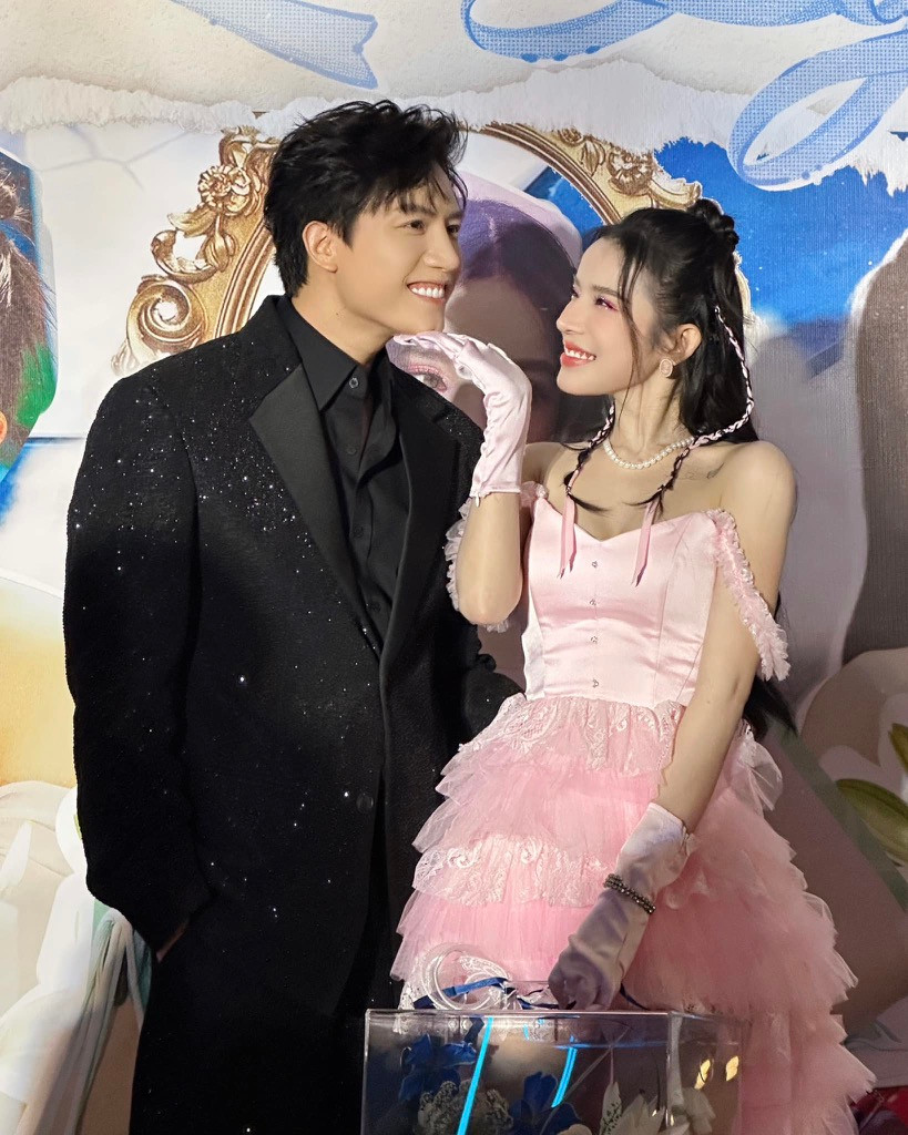 Anh Tú đến chúc mừng LyLy ra mắt EP mới. Anh Tú đến chúc mừng LyLy ra mắt EP mới.