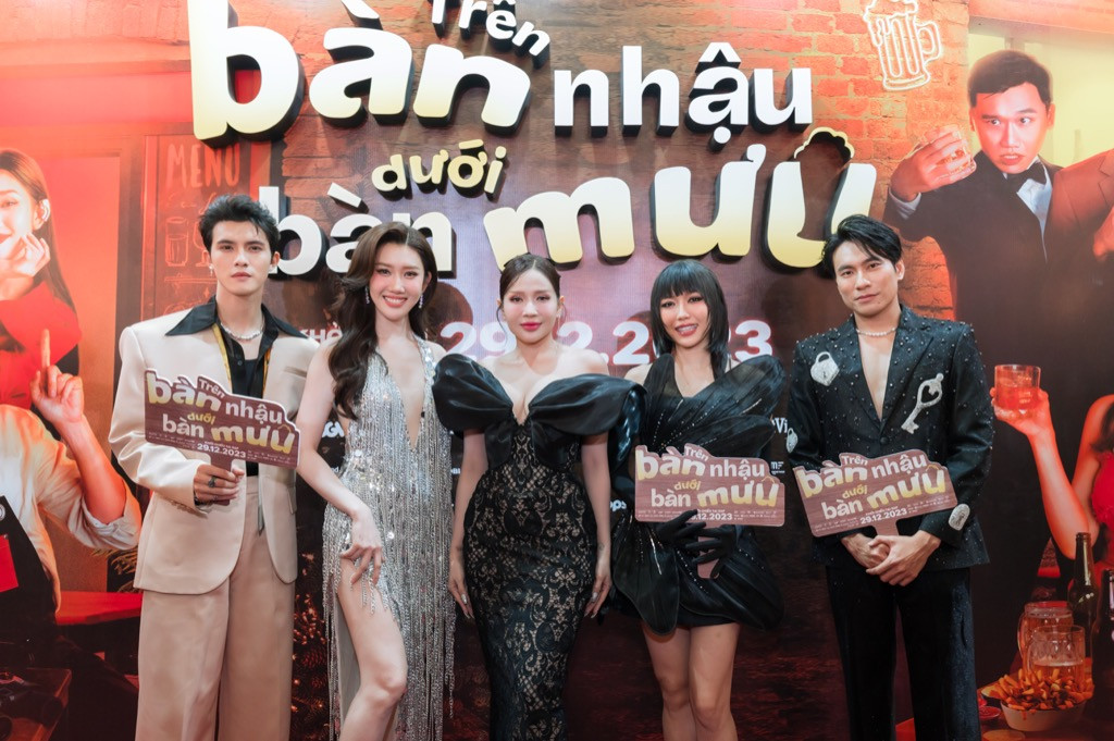 Dàn cast chính của phim: Trần Ngọc Vàng, Thúy Ngân, Khả Như, Diệu Nhi, Kiều Minh Tuấn. Dàn cast chính của phim: Trần Ngọc Vàng, Thúy Ngân, Khả Như, Diệu Nhi, Kiều Minh Tuấn.