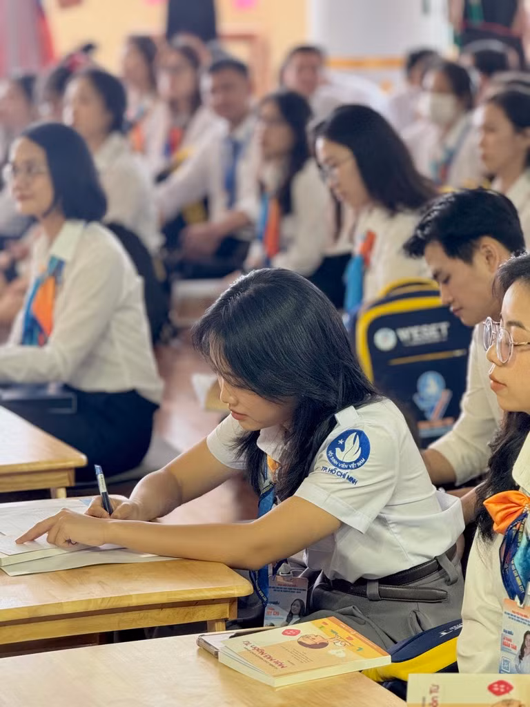 Vào tối ngày 5/11, Phương Mỹ Chi sẽ tham dự phiên làm việc thứ 3 của Đại hội và trình diễn một ca khúc trong album Vũ Trụ Cò Bay. Vào tối ngày 5/11, Phương Mỹ Chi sẽ tham dự phiên làm việc thứ 3 của Đại hội và trình diễn một ca khúc trong album Vũ Trụ Cò Bay.