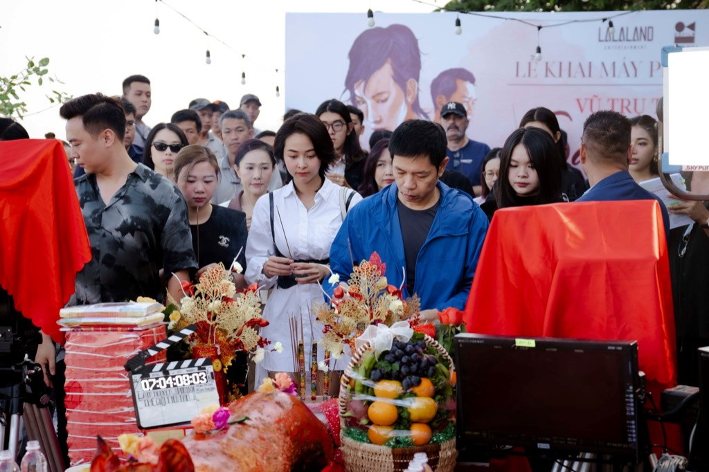 Diễn viên Thái Hòa cùng đoàn làm phim tại buổi khai máy.