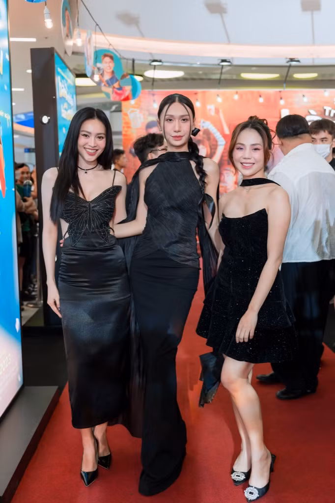 Ninh Dương Lan Ngọc, Lynk Lee, Hương Ly diện trang phục ton-sur-ton với nhau.