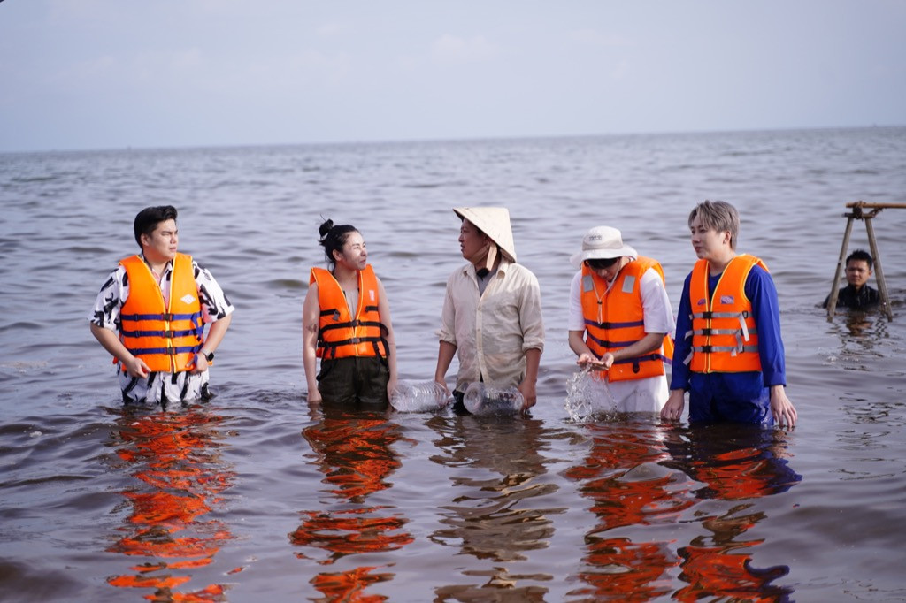 Tại Nhà Trọ Destiny, các khách mời phải "trèo đèo lội suối" để trải nghiệm các thử thách. Tại Nhà Trọ Destiny, các khách mời phải "trèo đèo lội suối" để trải nghiệm các thử thách.