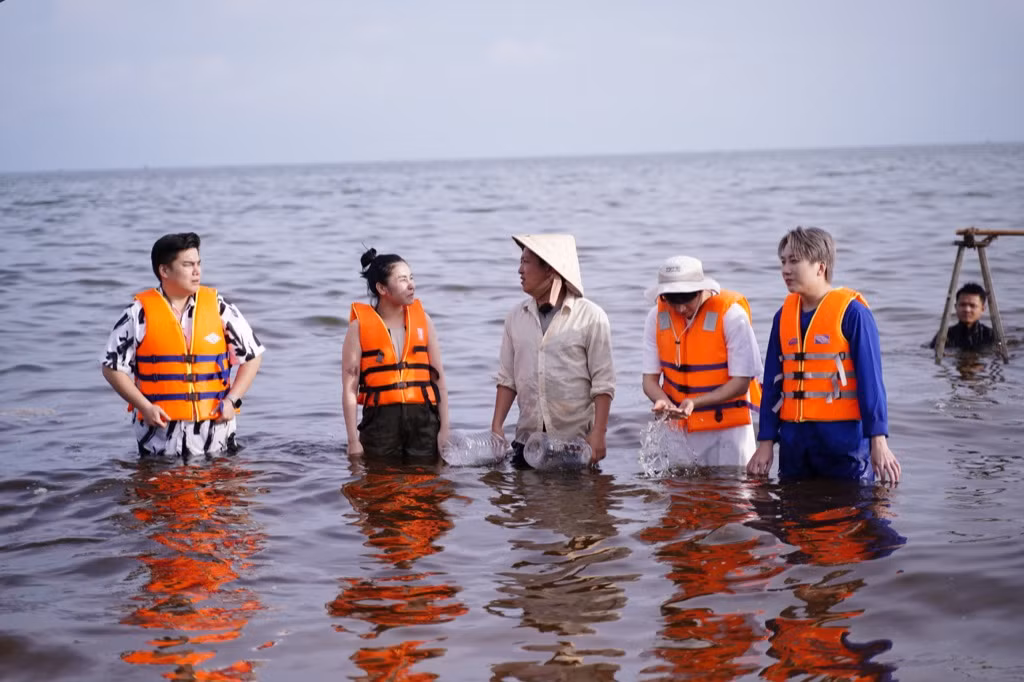 Tại Nhà Trọ Destiny, các khách mời phải "trèo đèo lội suối" để trải nghiệm các thử thách.