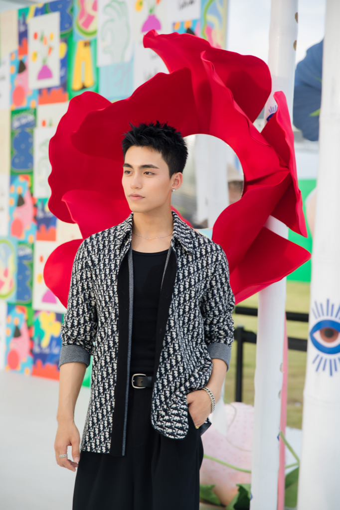 Nam ca sĩ ghi lại những khoảnh khắc đáng nhớ tại buổi triển lãm. Nam ca sĩ ghi lại những khoảnh khắc đáng nhớ tại buổi triển lãm.