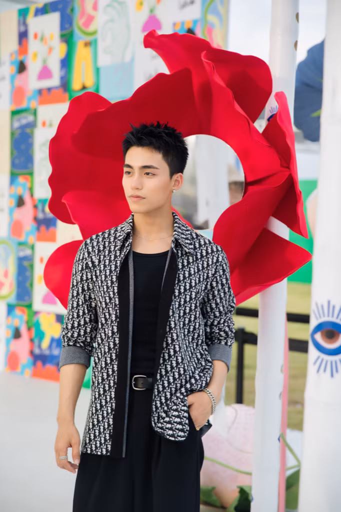 Nam ca sĩ ghi lại những khoảnh khắc đáng nhớ tại buổi triển lãm.